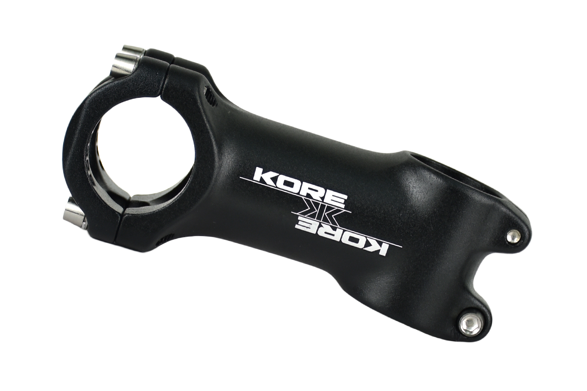 Вынос руля KORE XCD1, AL-6061-T6,L-90mm,руль 31,8mm, угол наклона 6 гр.черный,150гр. Вынос руля KORE XCD1, AL-6061-T6,L-90mm,руль 31,8mm, угол наклона 6 гр.черный,150гр.